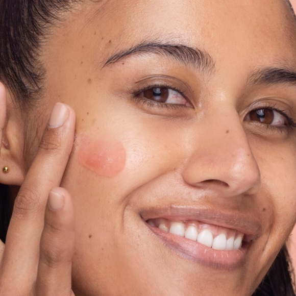 NEWโ
HUDA BEAUTY GloWish Blur Jam Silicone-Free Smoothing Primer - Picture 4 of 9